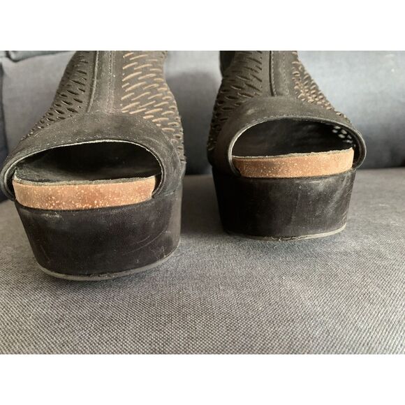 Vince Camuto VC Lavette Black Nubuck Perforated Peep Toe Block Heel Size 7 - Picture 4 of 12
